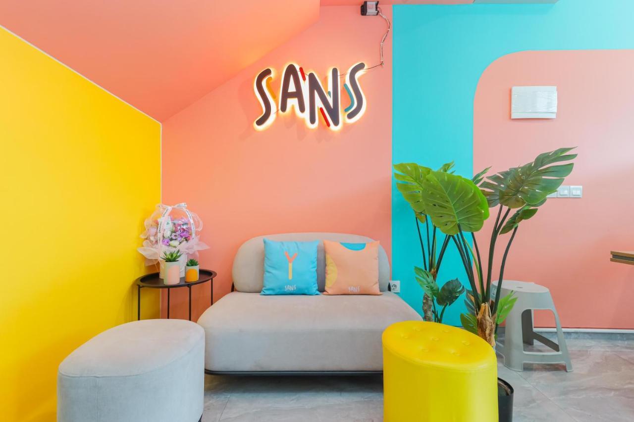Sans Hotel Clover Ace Surabaya By Reddoorz Exterior foto