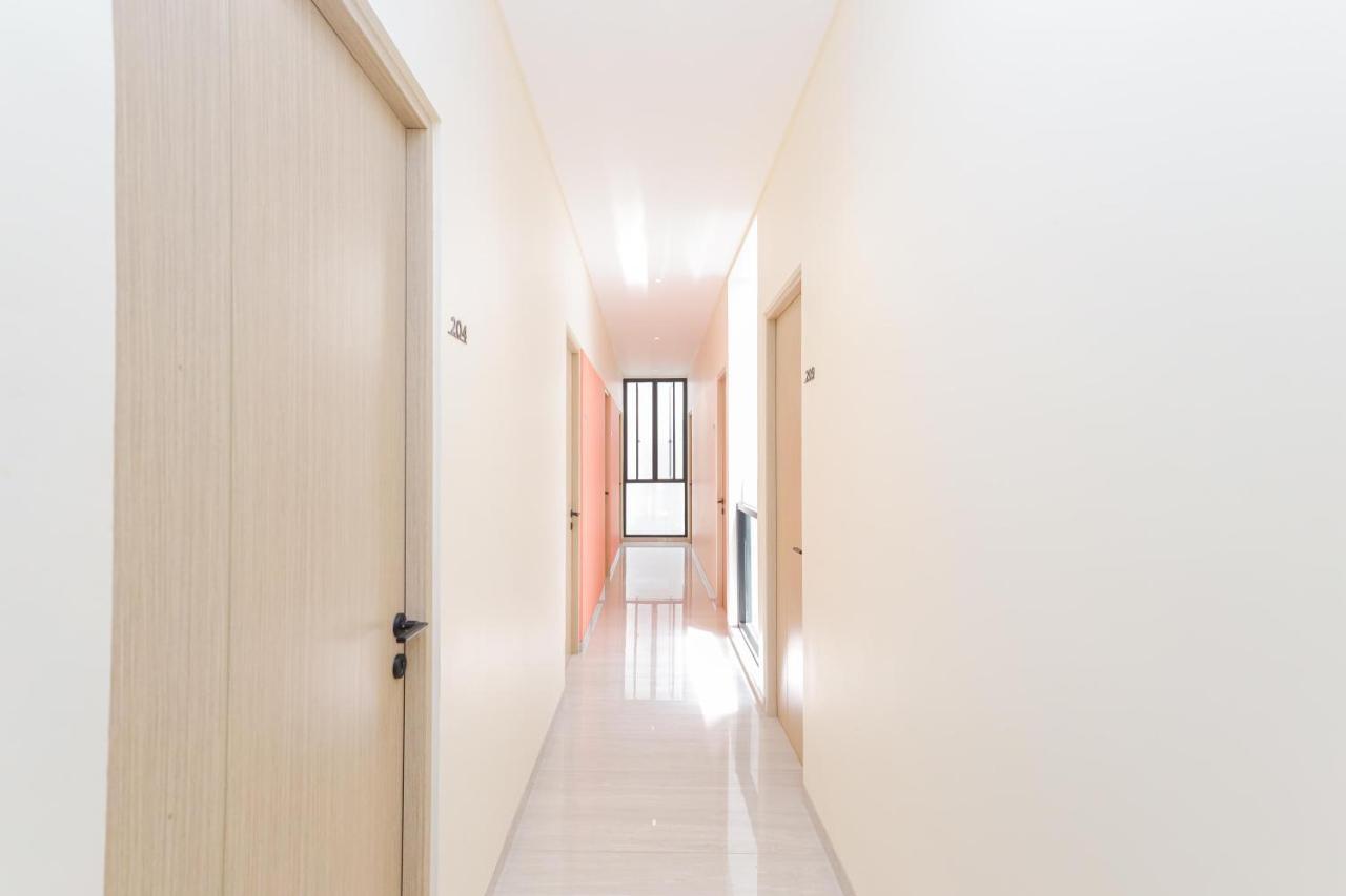 Sans Hotel Clover Ace Surabaya By Reddoorz Exterior foto