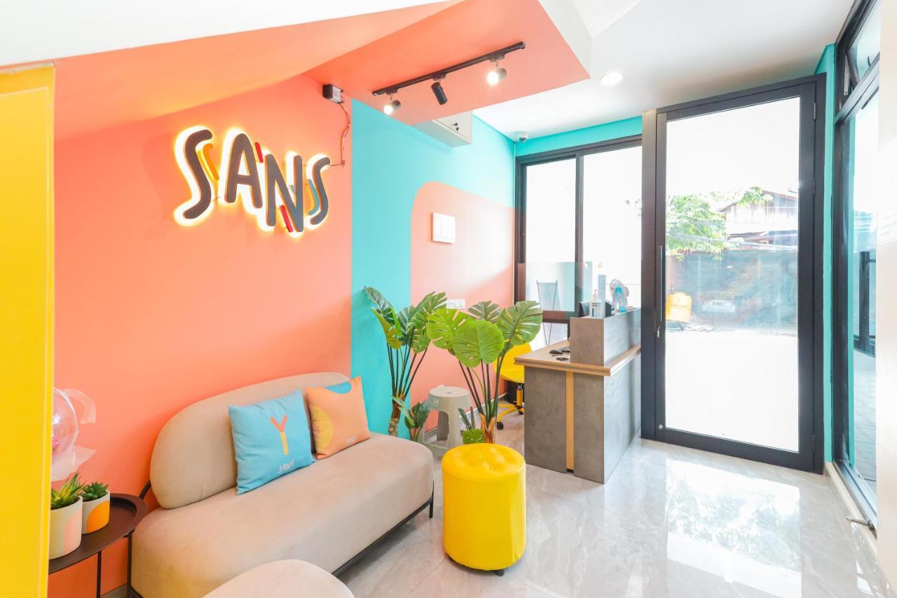 Sans Hotel Clover Ace Surabaya By Reddoorz Exterior foto