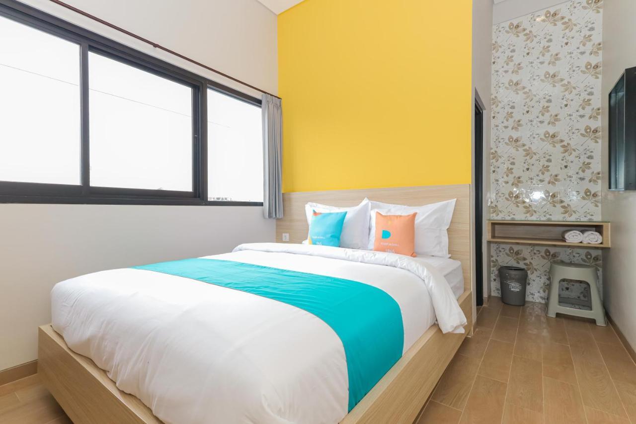Sans Hotel Clover Ace Surabaya By Reddoorz Exterior foto